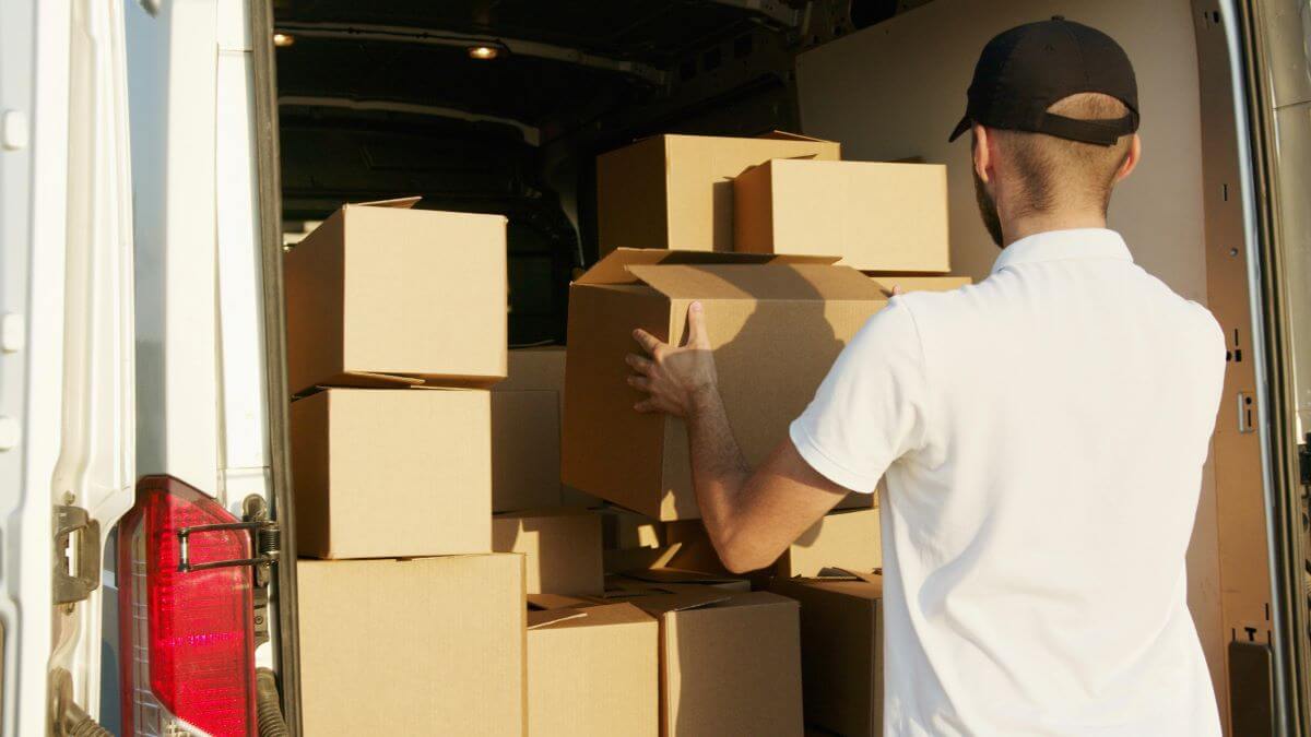 homme chargeant des cartons de déménagement dans un camion